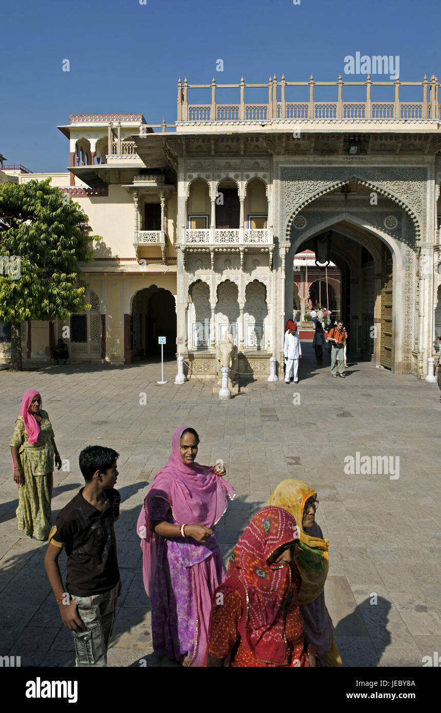 Indien, Jaipur, Rajasthan, Stadtpalast, Sarhad-Ki-Deorhi, Marmor Tor, einheimische im Vordergrund, Stockfoto
