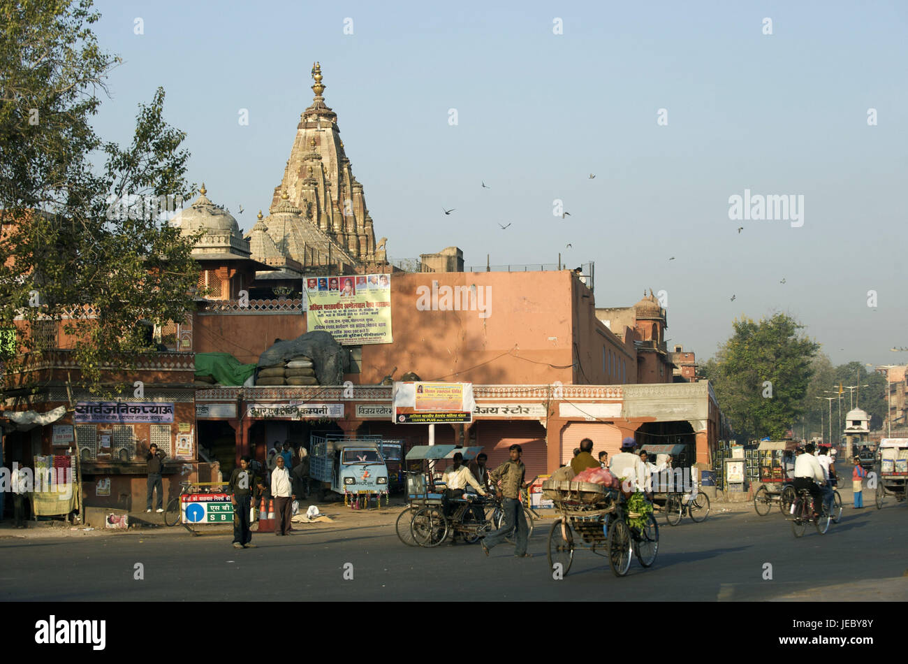 Indien, Rajasthan, Jaipur, Old Town, Ricksha Fahrer auf dem Weg, Stockfoto