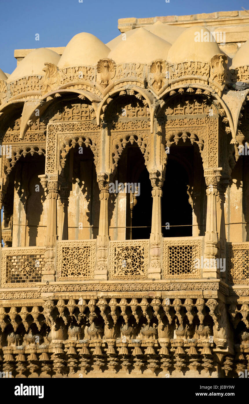 Indien, Rajasthan, Jaisalmer, Salim Singh-Ki-Haveli, Villa, Haveli, Balkone und Fenster, Stockfoto