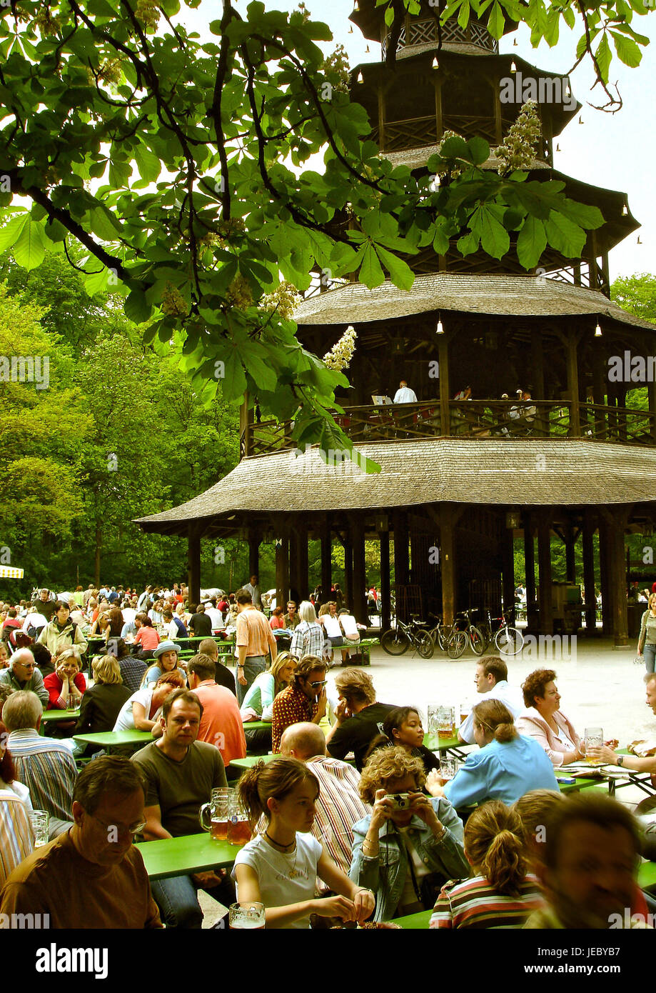 Biergarten und chinesischer turm im englischen garten Fotos und