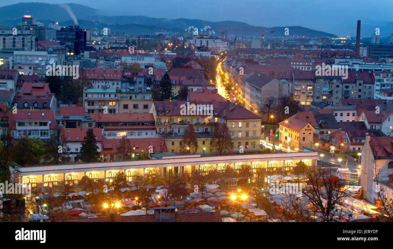 Blick auf das Schloss Berg auf die Stadt, die Drachenbrücke und die Markthalle mit Ihren Kolonnaden und den Markt in Ljubljana, Stockfoto