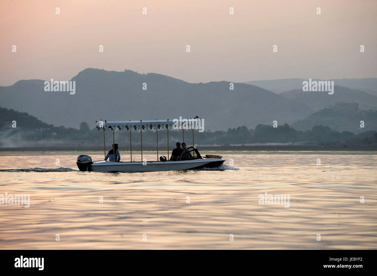 Indien, Rajasthan, Udaipur, Boot auf dem Pichola-See im Abendlicht, Stockfoto