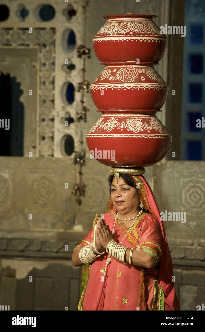 Indien, Rajasthan, Udaipur, Bagore-Ki-Haveli, traditionelle Musik, Tänzer mit Schiff auf dem Kopf, Stockfoto