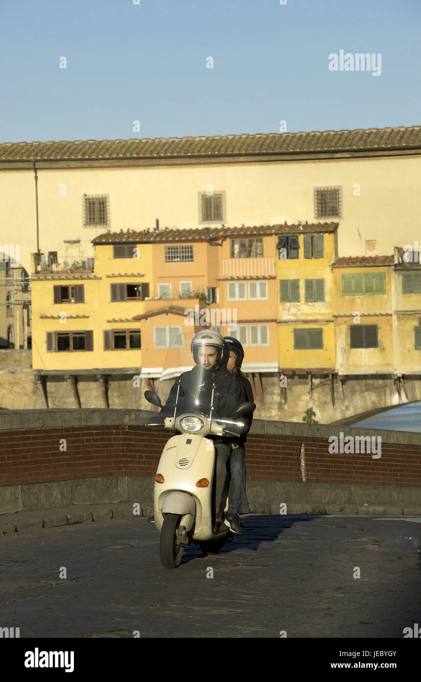 Italien, Toskana, Florenz, Motorrad auf der Brücke Ponte Vecchio über den Fluss Arno, Stockfoto