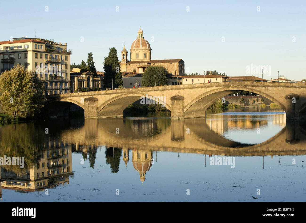 Italien, Toskana, Florenz, gewölbte Brücke über den Fluss Arno, Stockfoto