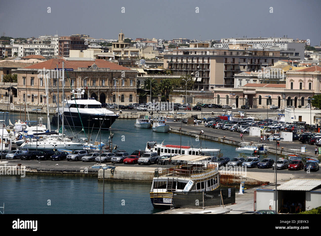 Italien, Sizilien, Insel Ortygia, Syrakus, Blick auf die Stadt, Hafen, Südeuropa, Siracusa, Stadt, Zentrum, Häuser, Hafenbecken, Schiffe, Boote, Reiseziel, Tourismus, Stockfoto