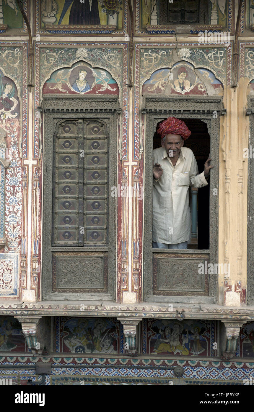 Indien, Rajasthan, Region Shekhawati, Nawalgar, Baghton-Ki-Haveli, Mann vor einer Tür, Stockfoto