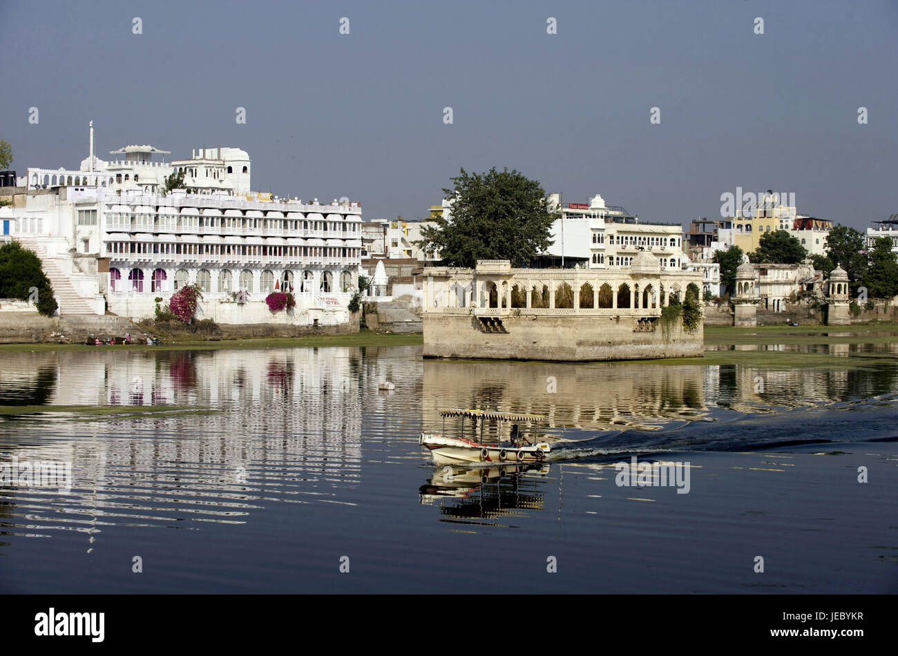 Indien, Rajasthan, Udaipur, Ansicht eines Pavillons auf dem Pichola-See mit Boot, Stockfoto