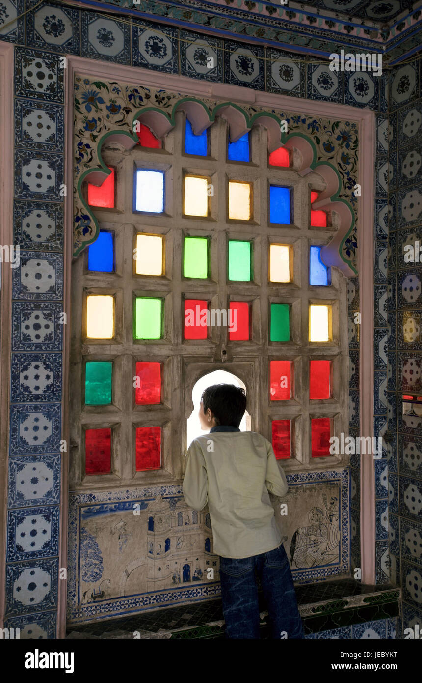 Indien, Rajasthan, Udaipur, Stadtschloss, Chini-Ki-Chita Mahal, Kind bevor farbige Blöcke Glas, Stockfoto