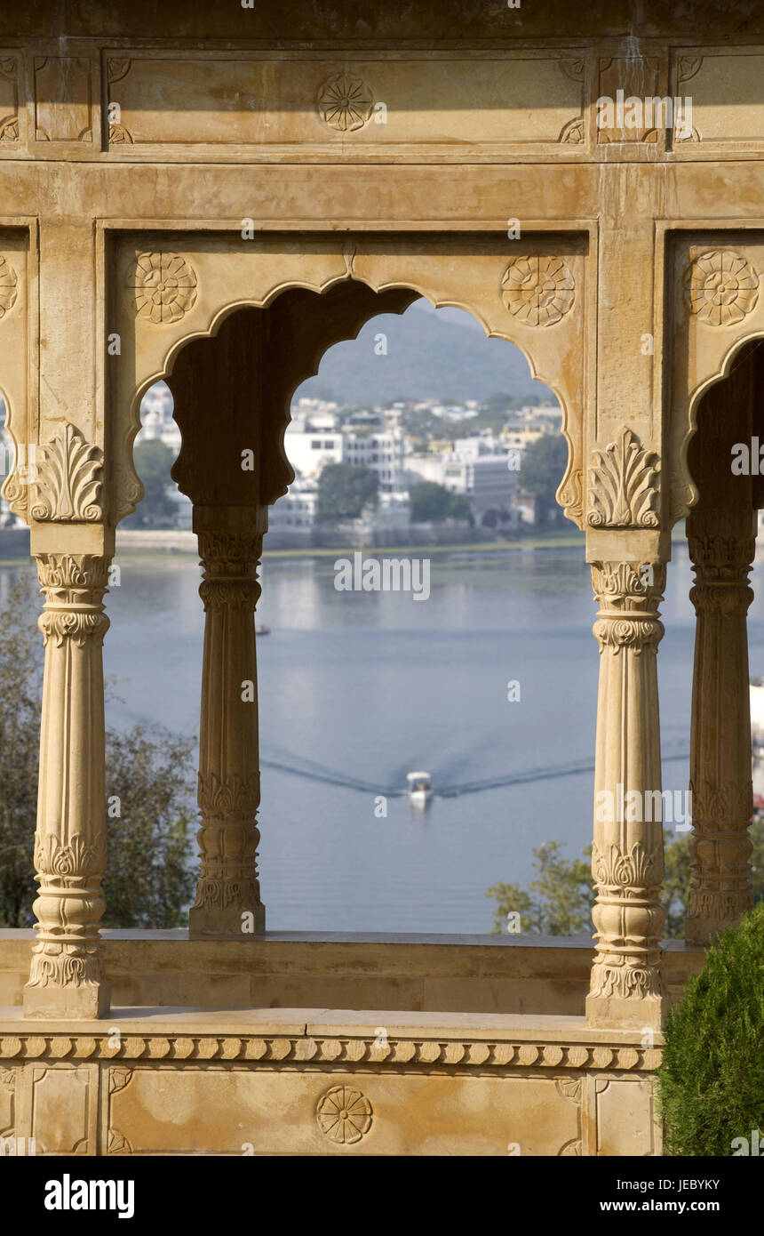 Indien, Rajasthan, Udaipur, Blick vom Pavillon auf dem Pichola-See mit Boot, Stockfoto