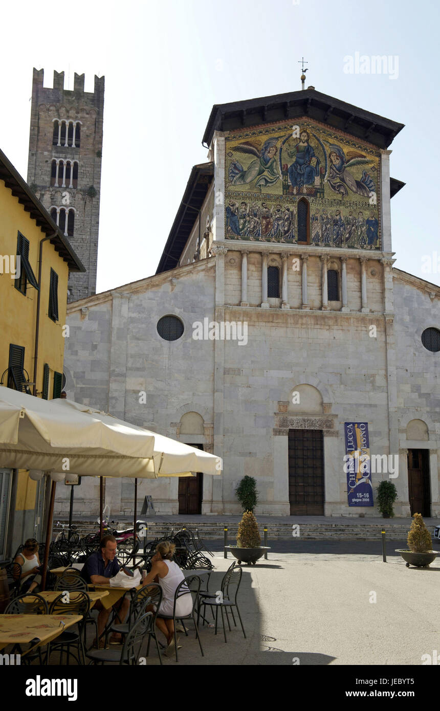 Italien, Toskana, Lucca, Touristen sitzen auf dem Platz vor der Kirche San Frediano, Stockfoto