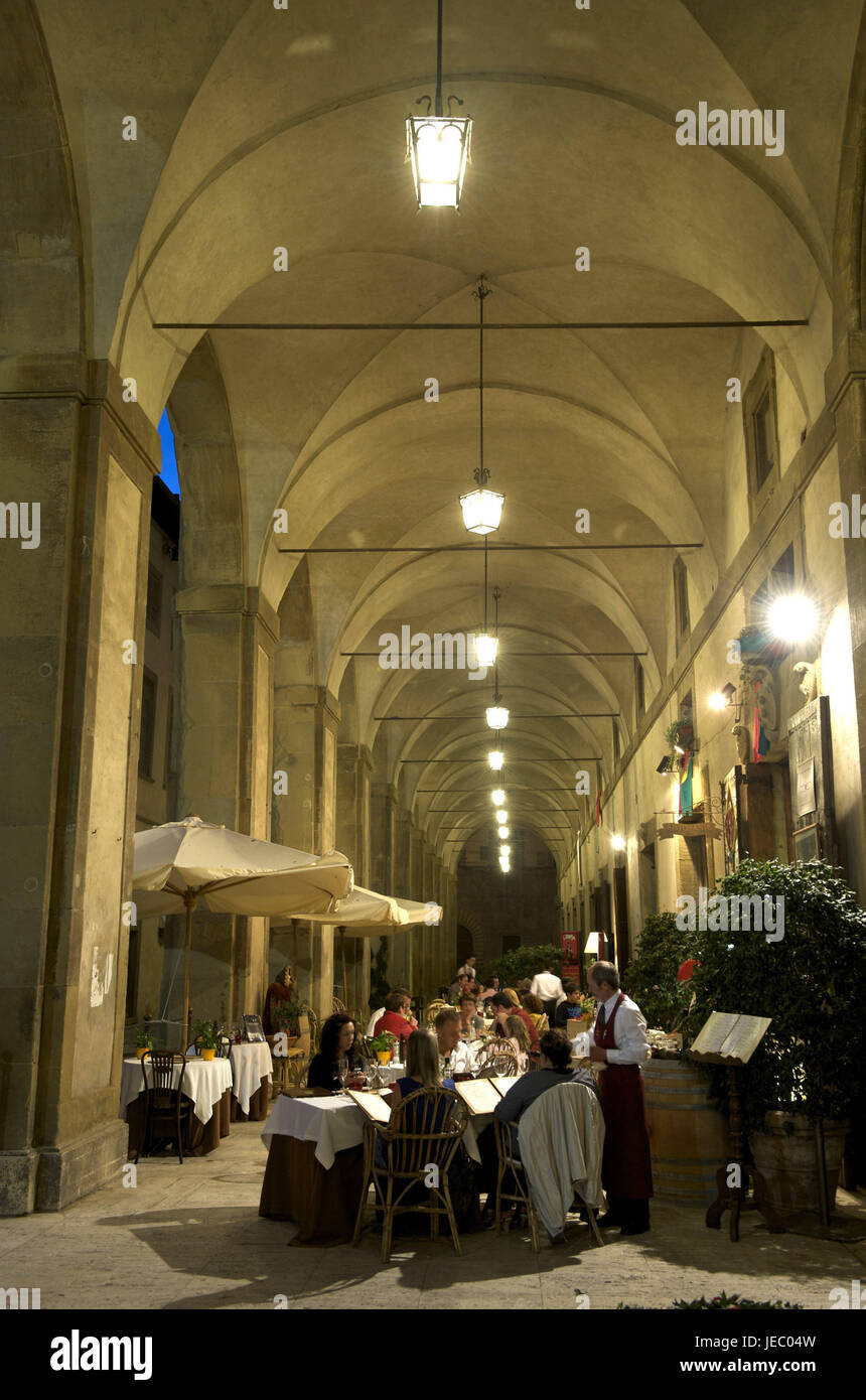 Italien, Toskana, Arezzo, Piazza Grande, Restaurant unter den Arkaden in der Palazzo Depression Protokollierung, Stockfoto