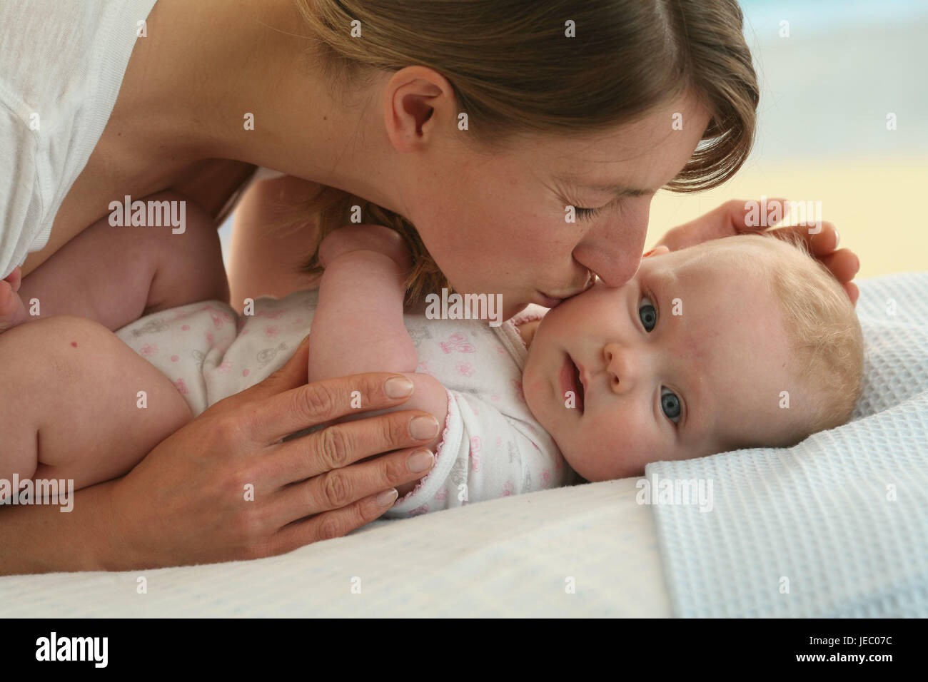Mutter, Baby, 4 Monate, kuscheln, Kleider, Indoor, Mädchen, Menschen, Frau, Naht, Touch, Porträt, gewellt, glücklich, küssen, Zärtlichkeit, Stockfoto