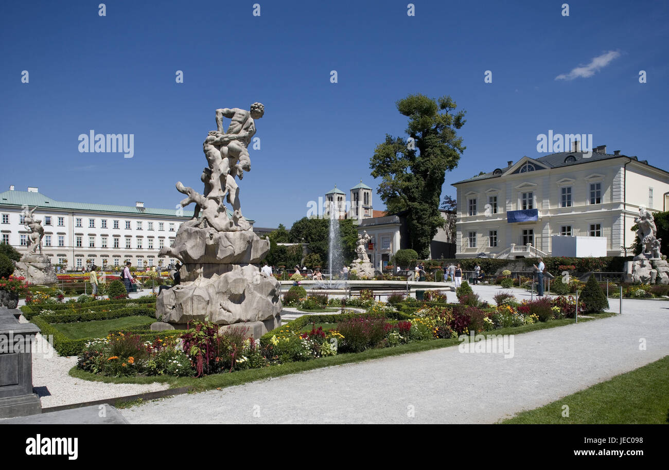 Österreich, Salzburg, Schloss Mirabell, Mirabellgarten, Statuen, Brunnen, Touristen, kein model Release, Stadt, Schloss, Gebäude, Baustil, Barock, Schloss, Garten, Garten, Park, Mirabell Garten, Brunnen, Figuren, Wasserstrahl, Ort von Interesse, Tourismus, touristische Destination, Person, Sonne, Himmel, blau, Stockfoto