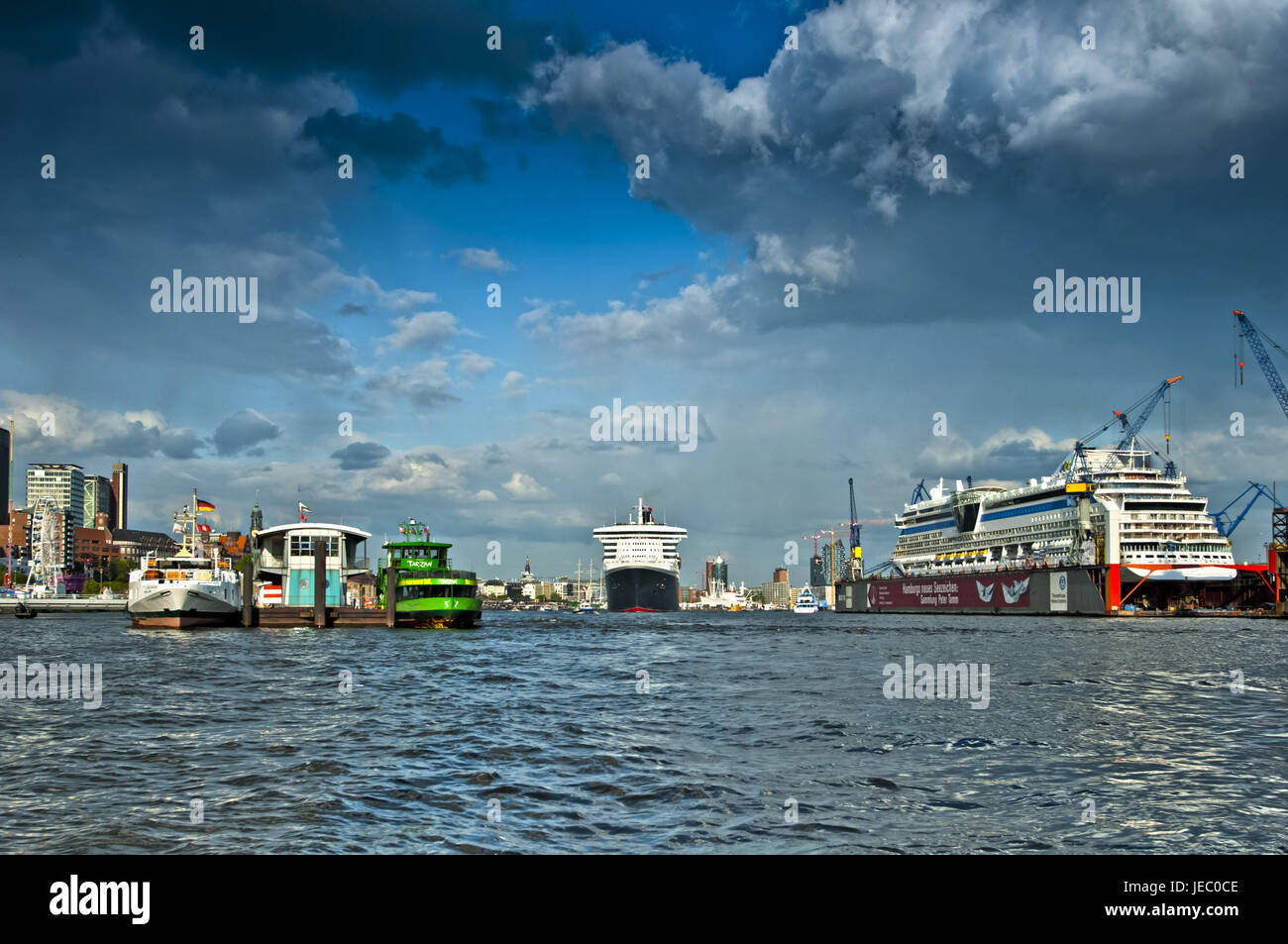 Deutschland, Hamburg, Elbe, Hafen, Altona, Schiffe, Attraktion, Fehlerberichte, die Elbe, Elbufer, Elbverlauf, Event, Fluss, Freizeitaktivitäten, Touristenattraktion, Tag, Schiffe, Freizeit Zeit Vergnügungen, Großveranstaltung, Hafen Attraktion, Kreuzritter, Kreuzfahrt, Schiff Bug, Kreuzfahrtschiff, Kreuzfahrt-Terminal, Luxusliner, Luxus-Kreuzfahrtschiff, Freizeit, Sehenswürdigkeit, Stockfoto