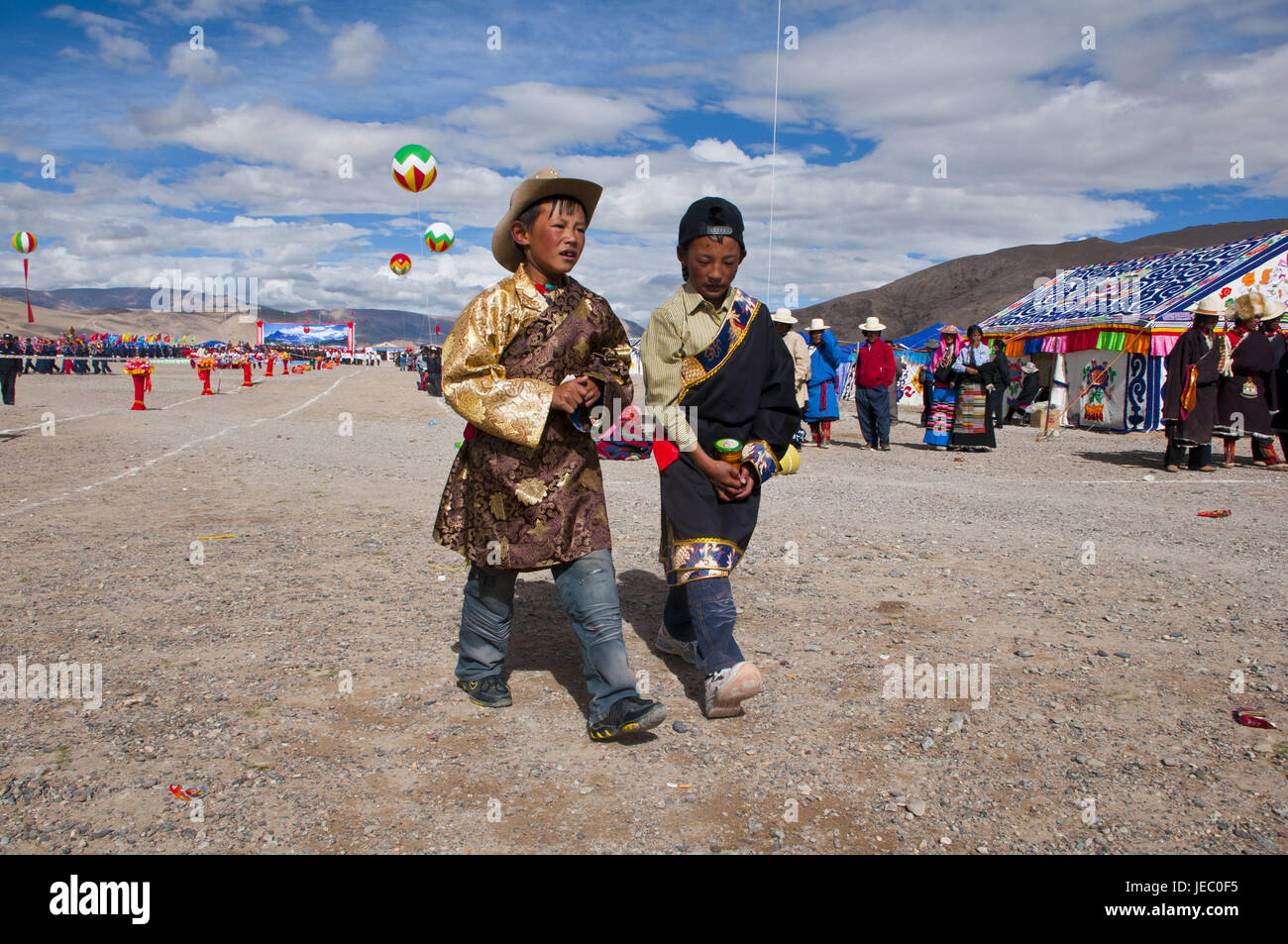 Traditionell gekleideten Jungen an das traditionelle Fest der Stämme in Gerze im Westen Tibets, Asien, Stockfoto