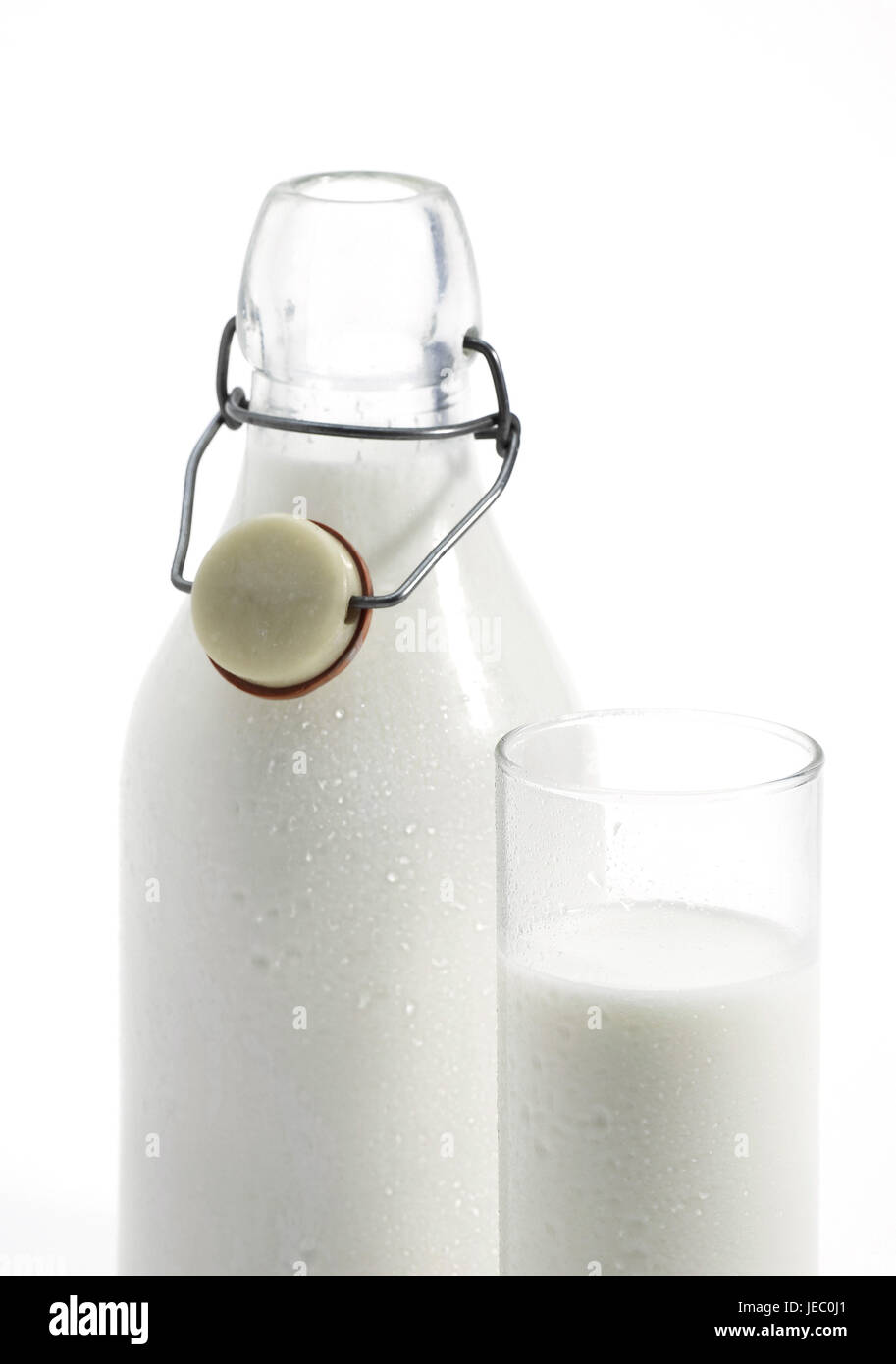 Flasche und Glas, Milch, weißer Hintergrund, Stockfoto