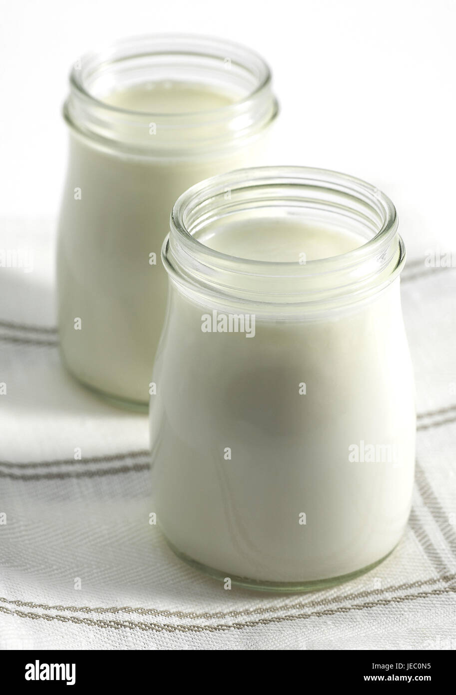 Gläser, Naturjoghurt, weißer Hintergrund, Stockfoto