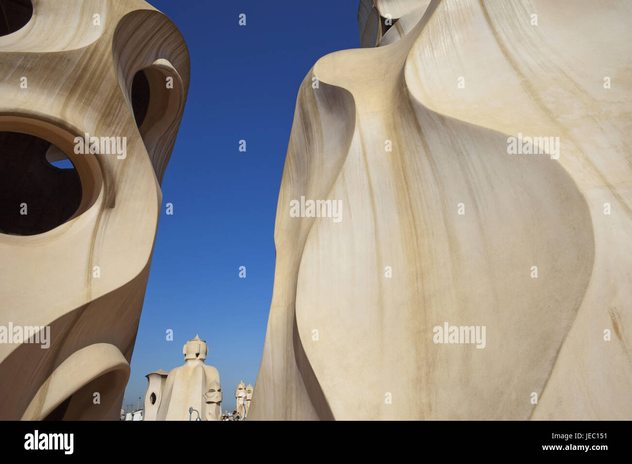 Spanien, Barcelona, Casa Mila, auch bekannt als "La Pedrera", Dach, Schornsteine, Stockfoto