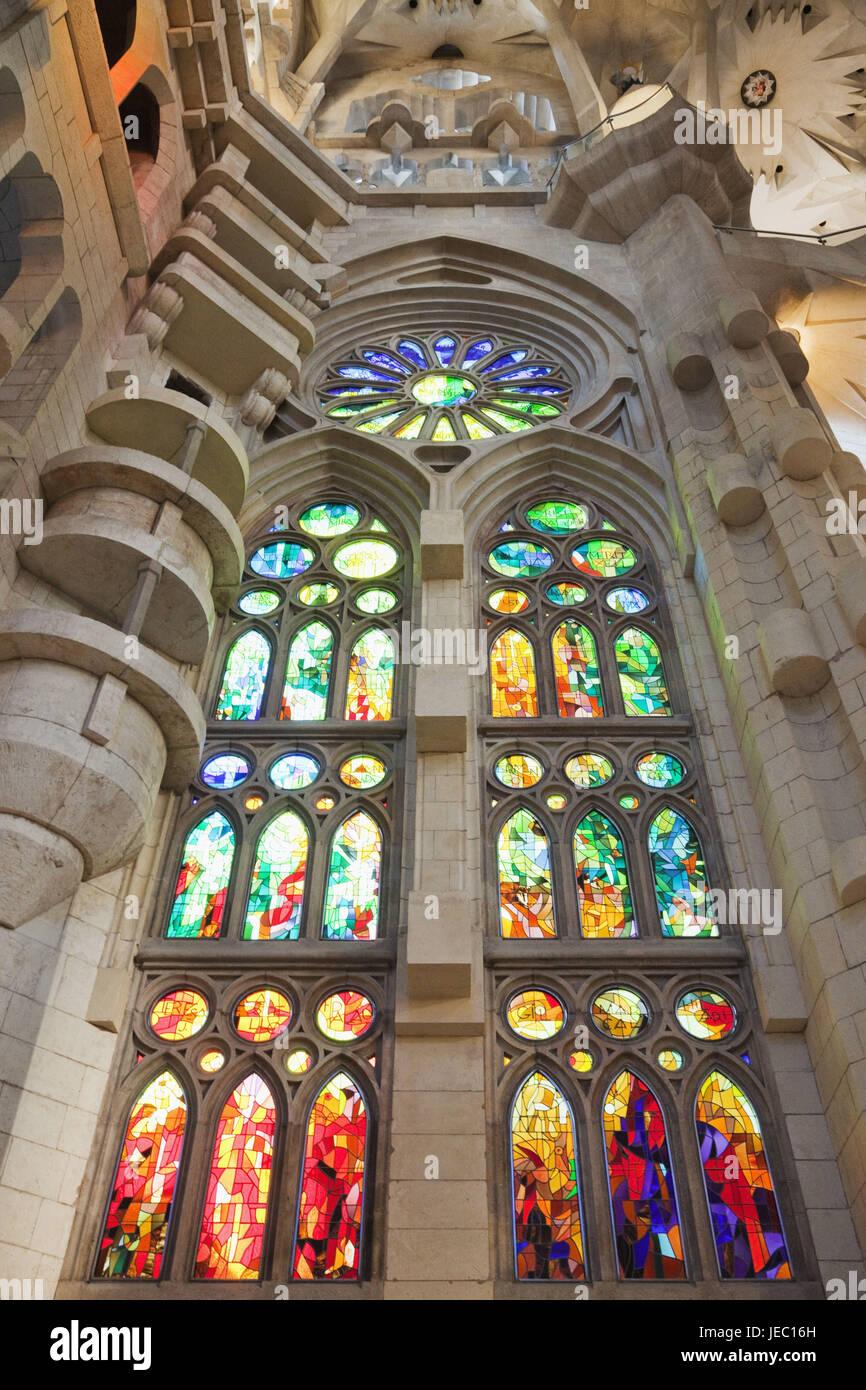 Spanien, Barcelona, Sagrada Familia, farbige Glasfenster, Stockfoto