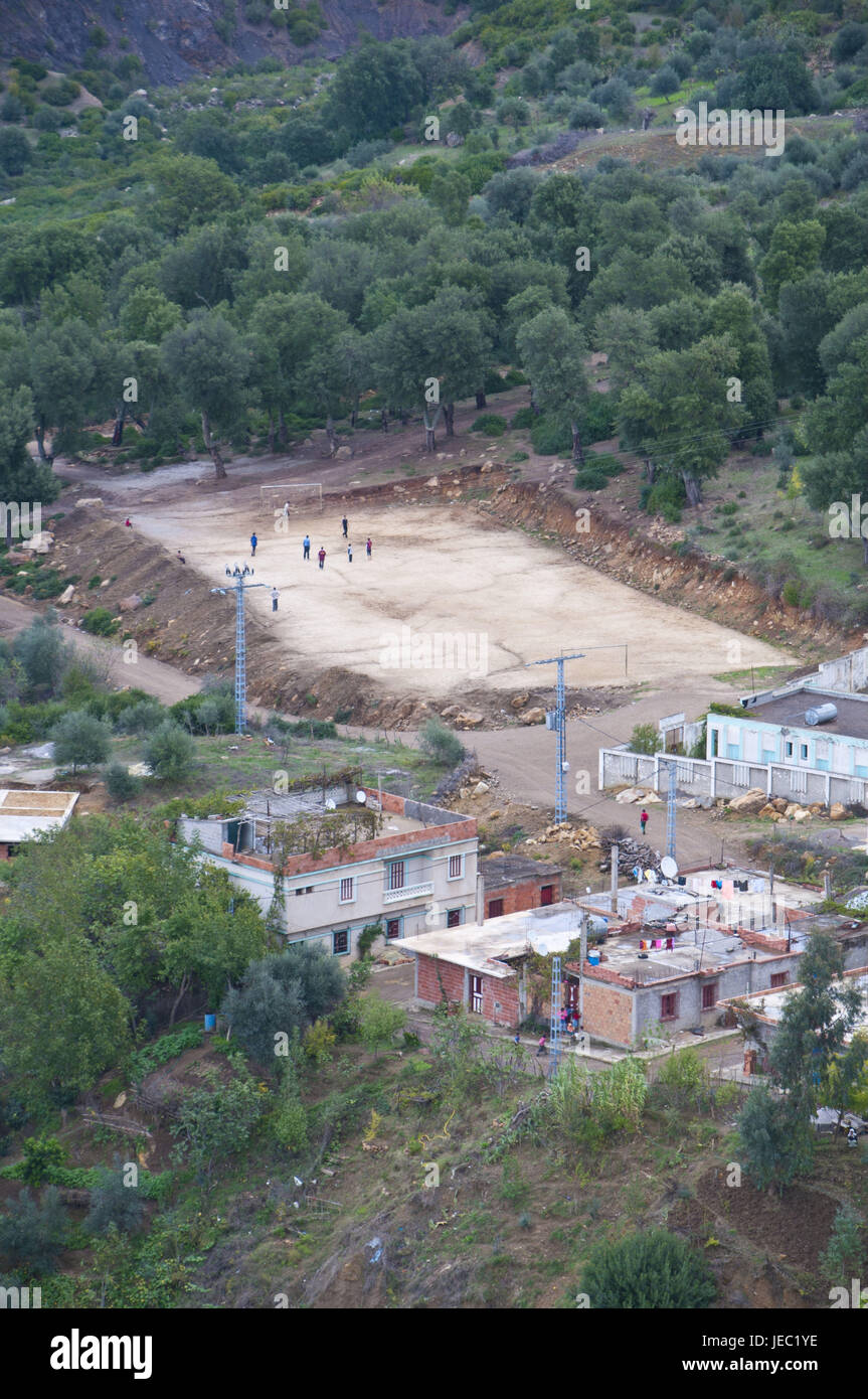 Fußballplatz im kleinen Bergdorf in der Kabylei im Bereich der Jijel, Algerien, Afrika, Stockfoto