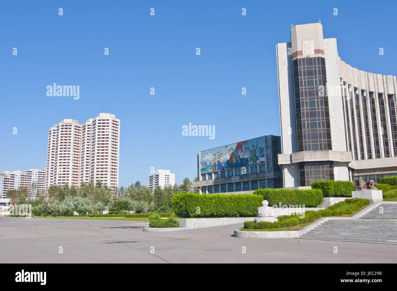 Satellitenstadt, Wohnblocks neben leeren Straßen, Pjongjang, Nordkorea, Stockfoto