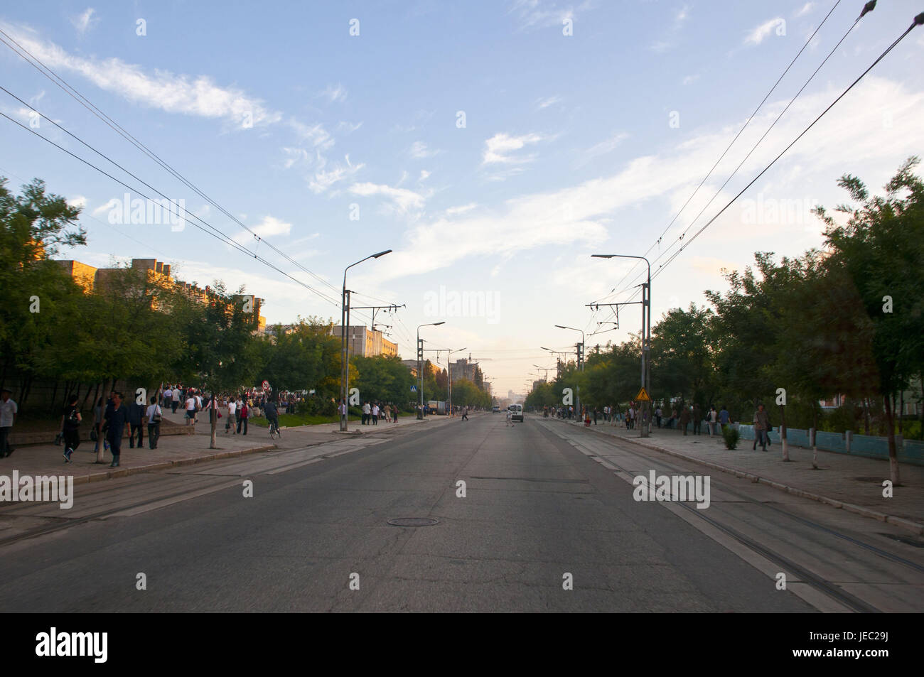Satellitenstadt, Wohnblocks neben leeren Straßen, Pjongjang, Nordkorea, Stockfoto