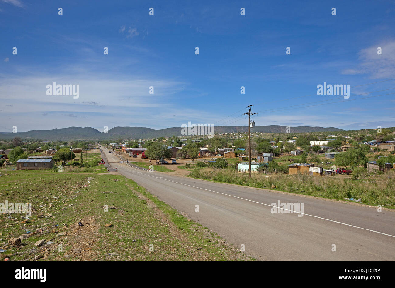 Afrika, Namibia, Kunene Region, Kaokoveld, Opuwo, Straße, niemand, Südwest-Afrika, Hauptstadt, Stadt, Kuneneregion, Himbastamm, High Street, Häuser, Stahlwerk, Stockfoto