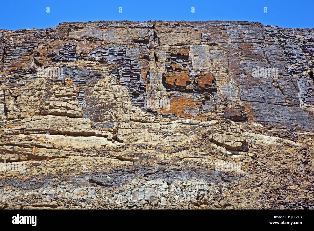 Afrika, Namibia, Erongo Region, Damaraland, Klippe Gesicht, Südwestafrika, Ugab bluff, Klippe Gesicht, Wüste, Gebirge Wüste, geöffnet bis, vertikal, erodiert, Werkstein, rechteckig, Erosion, etagenförmig, bunt, Sidimentgestein, Flussmittel, Einlagen, Himmel, blau, Stockfoto