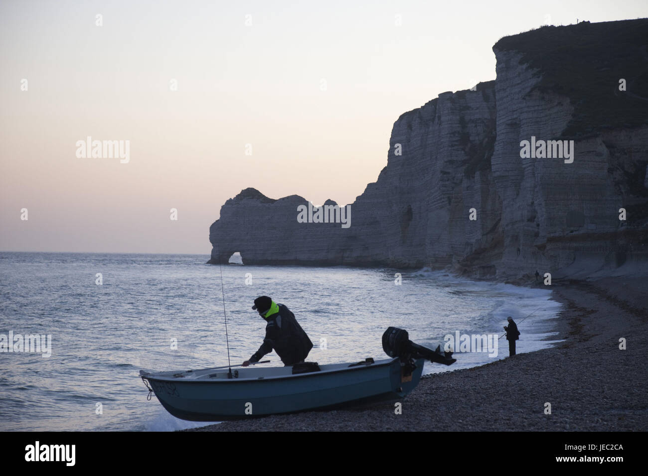 Frankreich, Normandie, Etretat, Küste, Strand, Angler, Boot, Dämmerung, Stockfoto