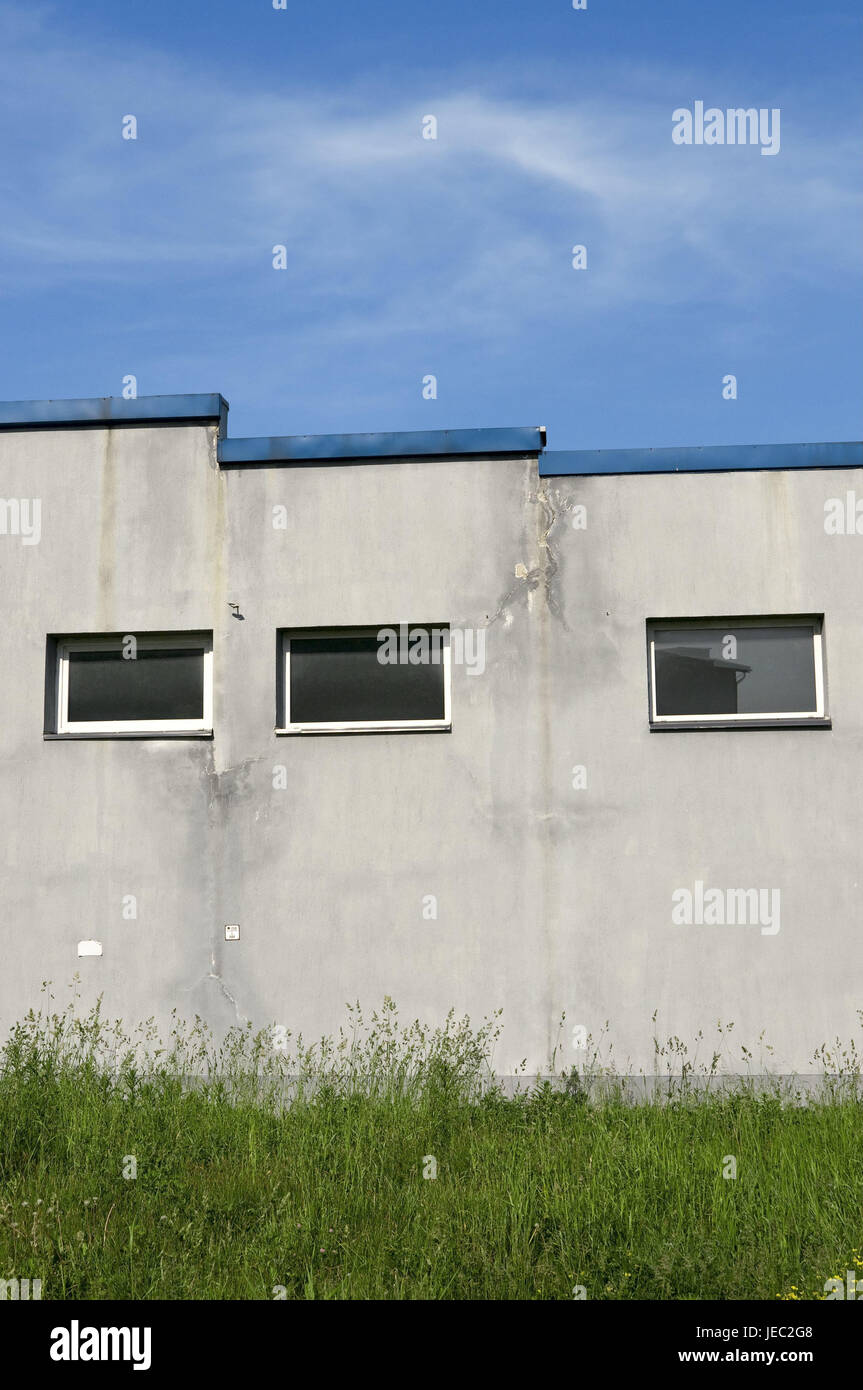 Wand des Hauses, Fenster, Rasen, Fissur, grau, Konzeption, Wand, schmutzig, Gebäude, Haus, Rasen, Windows, Reflexion, Klaipeda, Litauen, Himmel, blau, Stockfoto