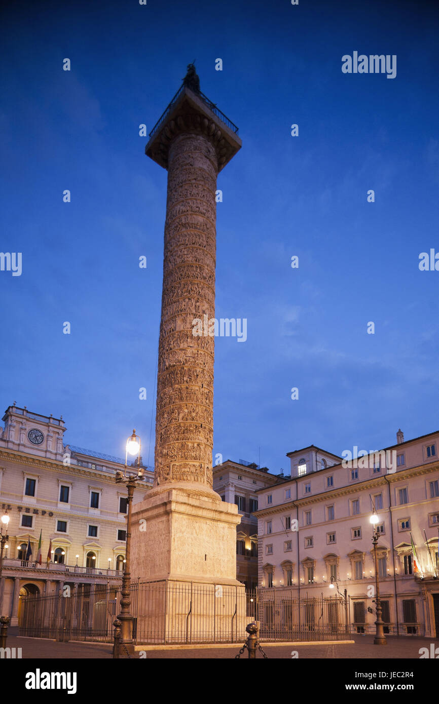 Italien, Rom, Piazza Colonna, Mark Aurel-Säule, Dämmerung, Stockfoto