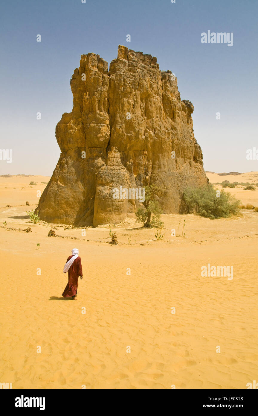 Mann läuft Rock in der Sandwüste Sahara, La Vache Qui Pleure, Algerien, Afrika, Stockfoto