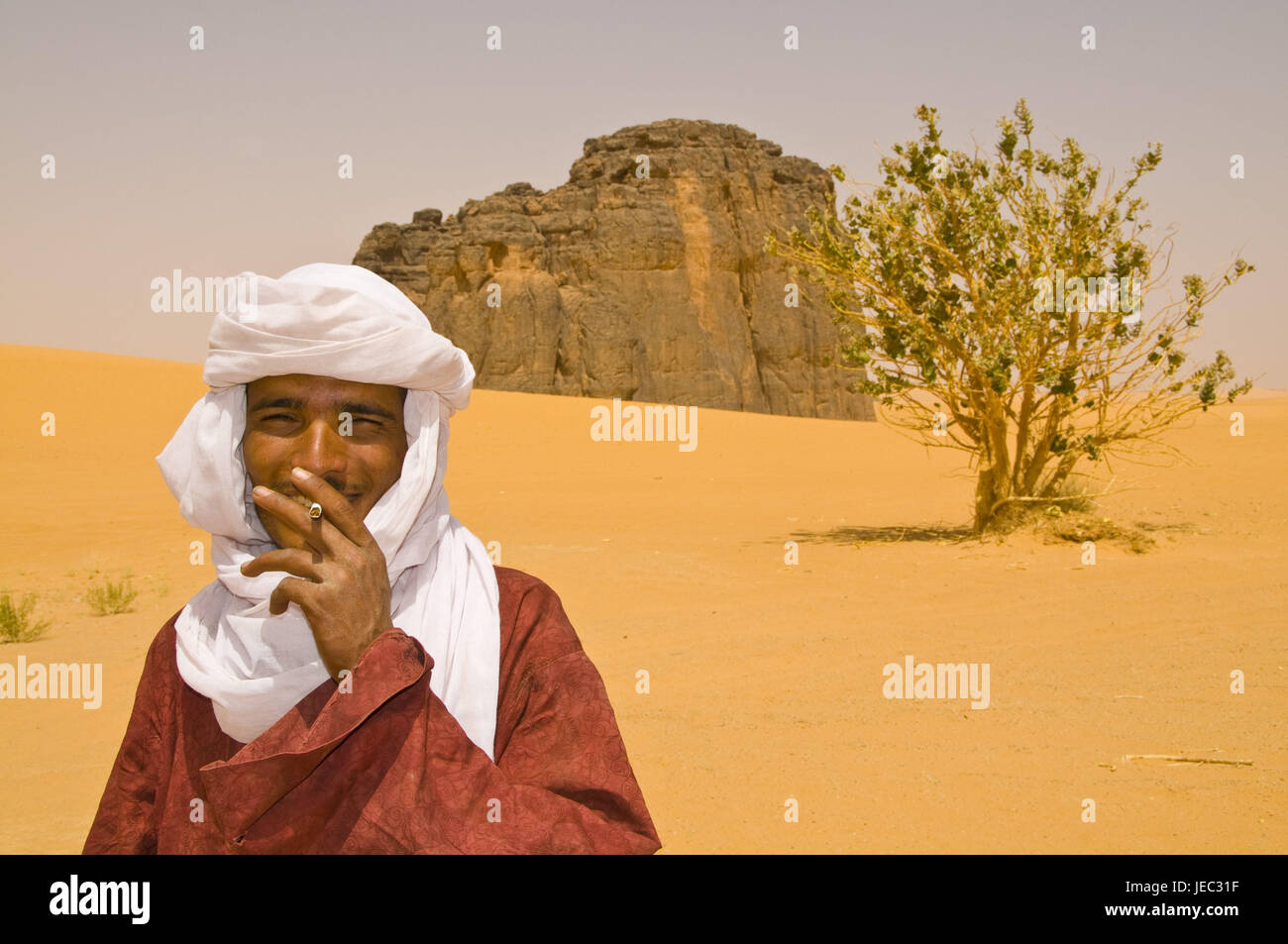 Porträt von einem Raucher Tuaregs in der Sahara, La Vache Qui Pleure, Algerien, Afrika, Stockfoto