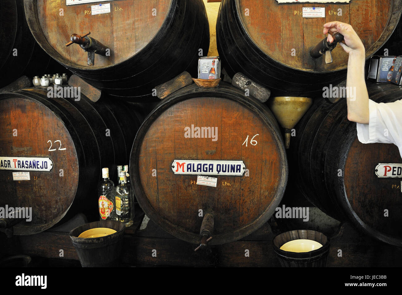 Spanien, Malaga, Person in einem Weinkeller, Stockfoto