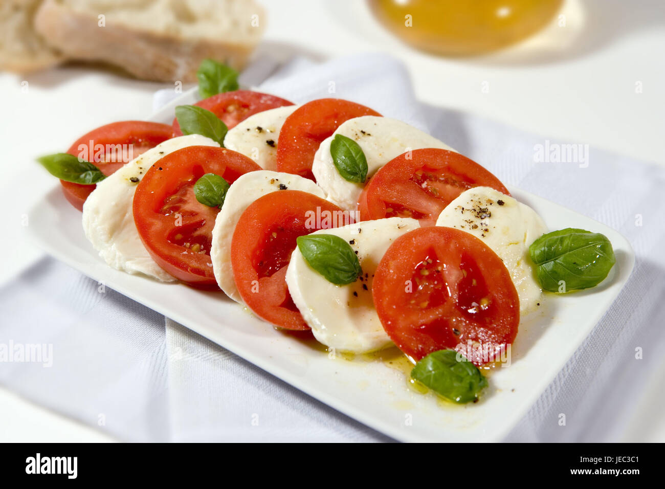 Tomate-Mozzarella, Mozzarella-Salat, eingeschaltet, Zutaten, Tomaten, Mozzarella, Basilikum Lamelle, Olivenöl, Lebensmittel, Balsamico-Essig, würzig, Balsamico Blätter, Balsamico, Stockfoto