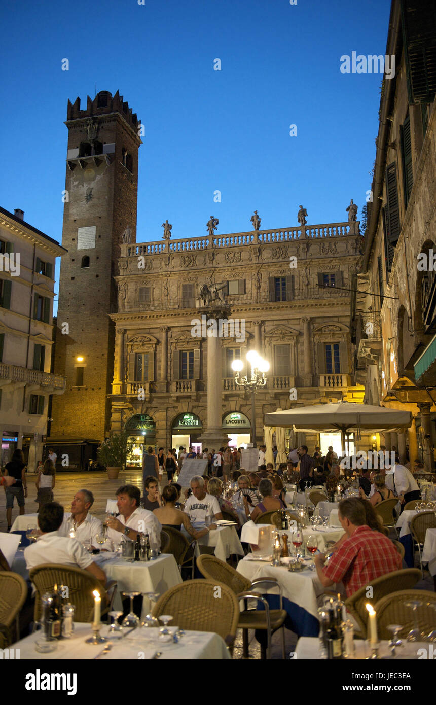 Italien, Veneto, Verona, Piazza Depression Erbe in der Nacht, Gäste in Restaurants, Stockfoto