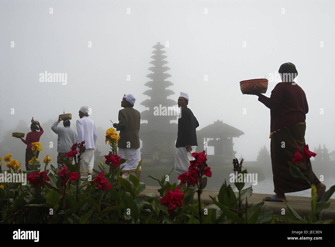 Asien, Indonesien, Bali, Menschen im Pura Ulun Danu Bratan Tempel, Stockfoto