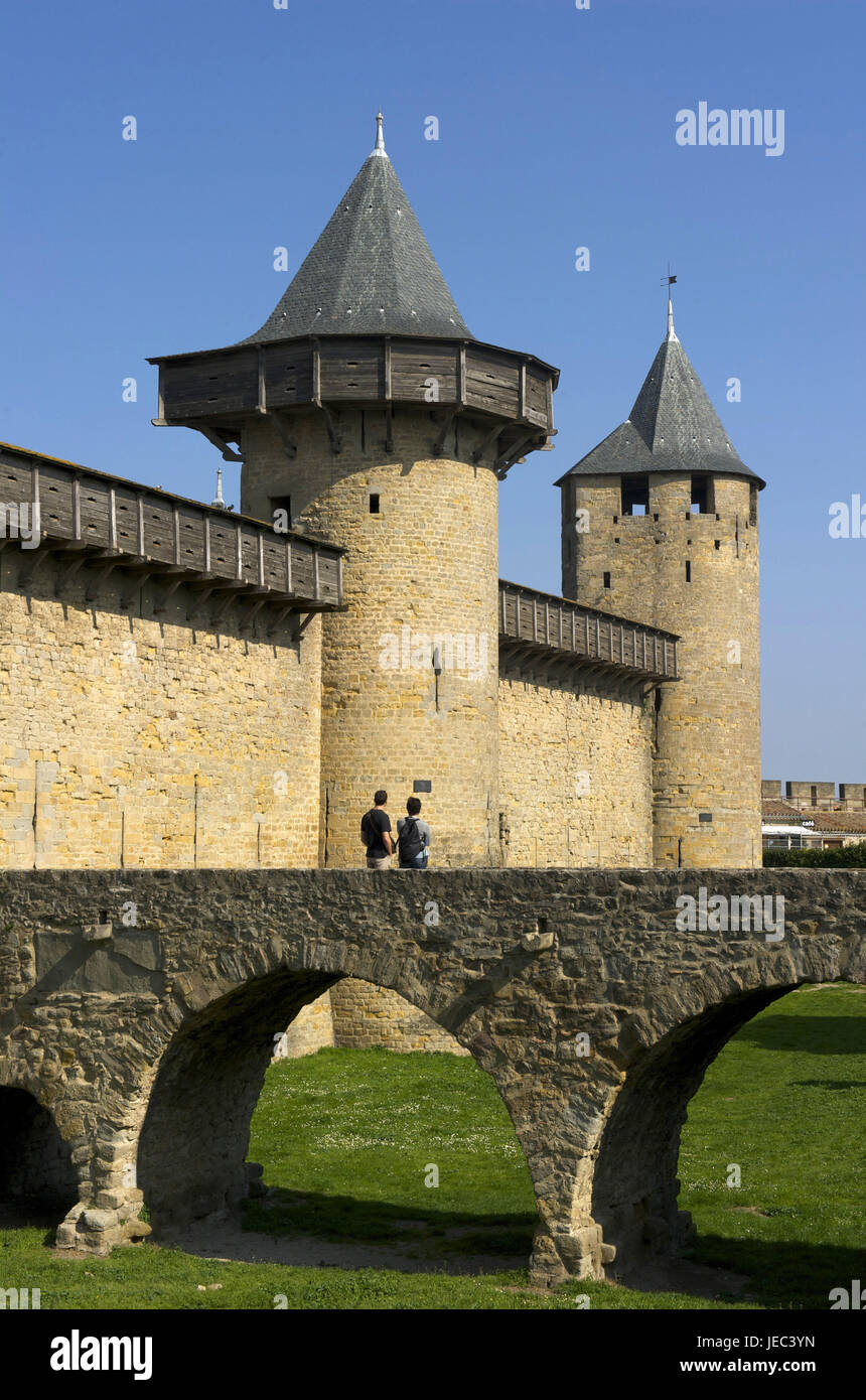 Frankreich, Region Aude, Carcassonne, Festung Anlage, zwei Personen auf einer steinernen Brücke, Stockfoto