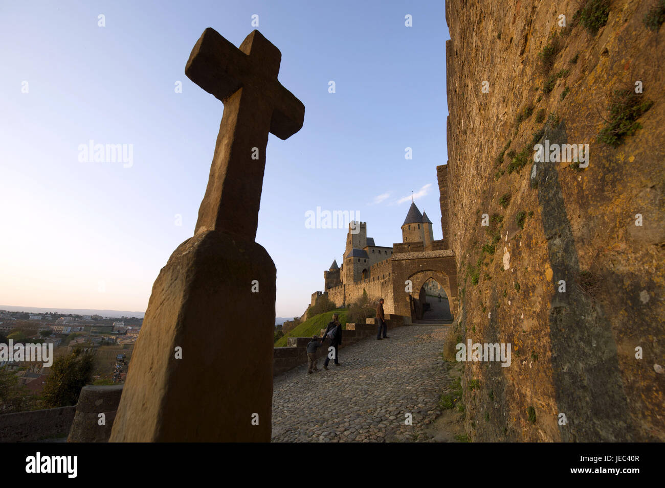 Frankreich, Region Aude, Carcassonne, Festung, Tor, Person im Hintergrund, Stockfoto
