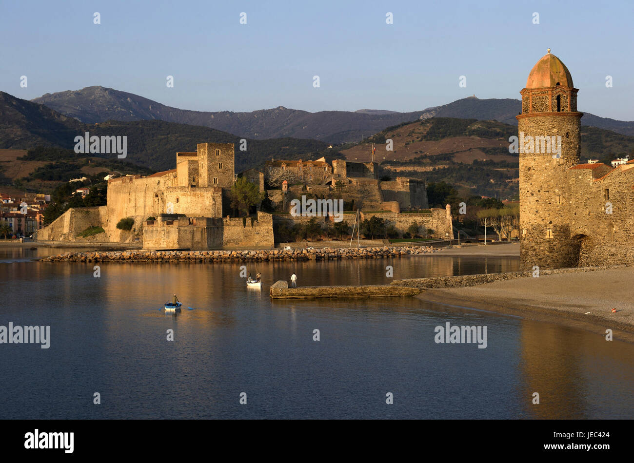 Europa, Frankreich, Collioure, Fischer auf einem Boot im Hintergrund auf das Château Royal, Europa, Frankreich, Languedoc-Roussillon, Collioure, Département Pyrénées-Ost Ale, Tag, Farbbild, Person im Hintergrund, Boot, Boote, Fischerboot, Fischerboote, Architektur, Gebäude, Struktur, Strukturen, Schloss, Schlösser, traditionelle Kultur, Wasser, Wasser, Meer, Mittelmeer, Landschaft, Landschaften, Küste, Küstenlandschaft, Küstenlandschaften, Küsten, Ozean, Ozeane, Geografie, Reisen , Ziel, Urlaubsziel, Tourismus, Tourismus, Pfarrei, Kirchengemeinden, Ort, Orte, Stadt, Städte, Blick auf die Stadt, Stockfoto