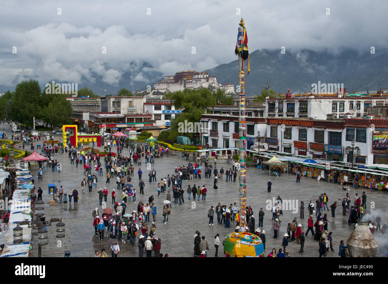 Ansicht des Jokhang Tempels auf dem Barkhor, Lhasa, Tibet, Asien, Stockfoto