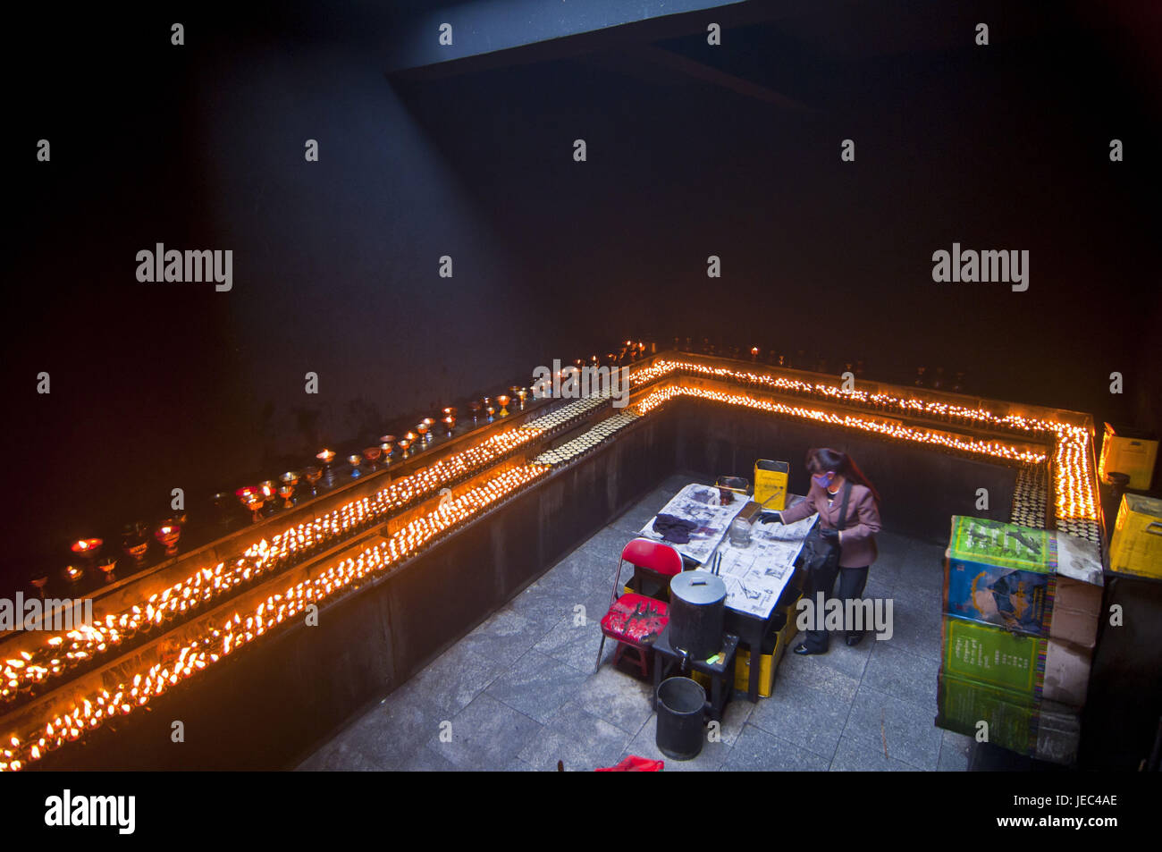 Dunklen Raum mit vielen Gebet Skyers im Ramoche Tempel, Lhasa, Tibet, Asien, Stockfoto