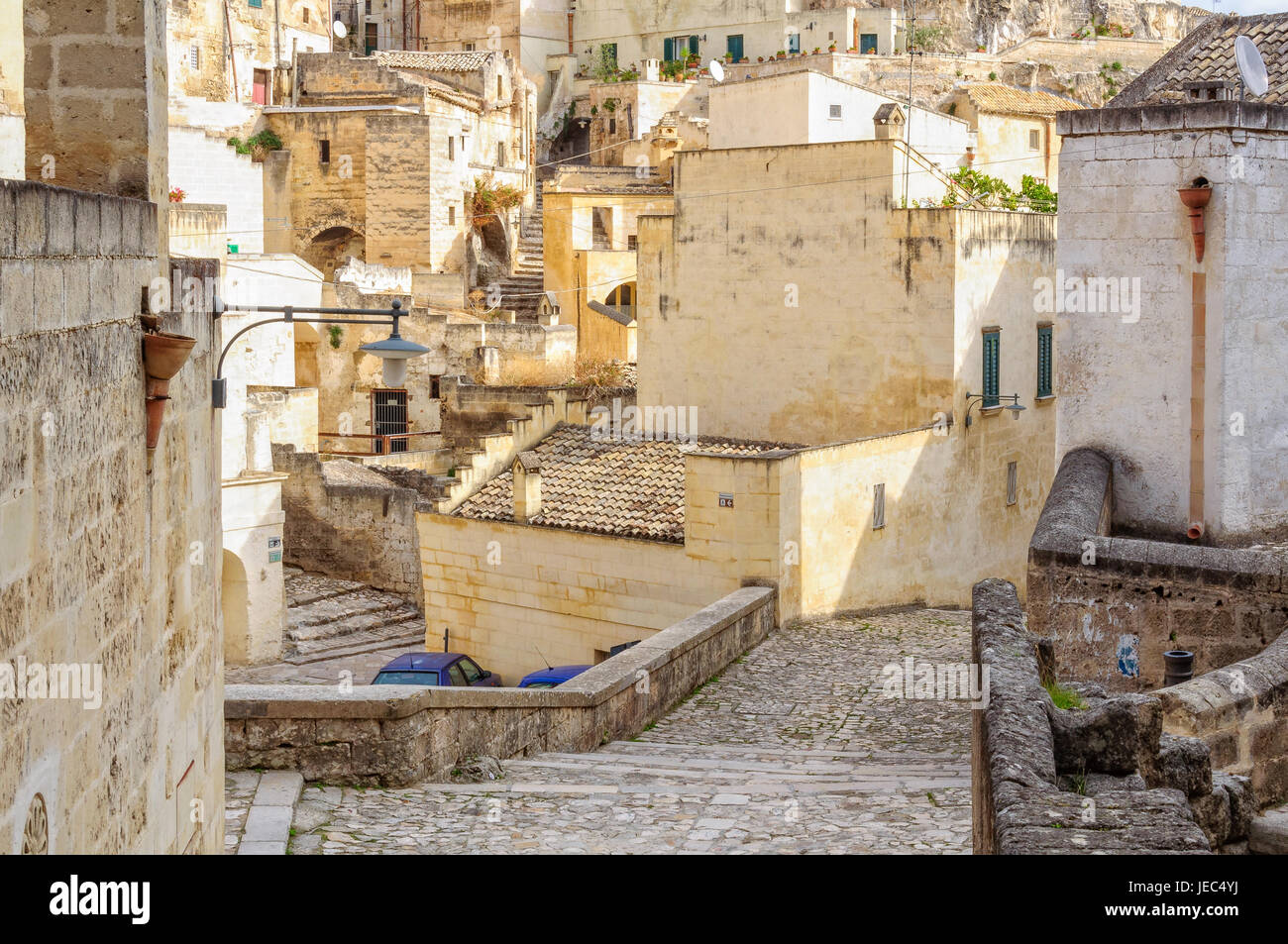 Treppen und Gassen in das belebende Labyrinth der Sassi di Matera, Basilikata, Italien Stockfoto