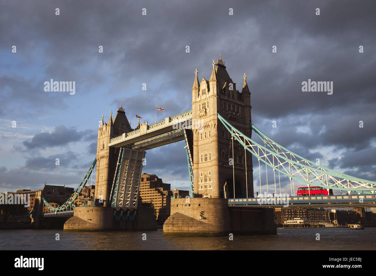 England, London, Tower Bridge, eröffnet, die Themse, am Abend Sonne, Stadt, Architektur, Struktur, Sehenswürdigkeit, Denkmal, Brücke, Fluss, Verkehr, Illuminateds, offen, Unruhbrücke, Stockfoto