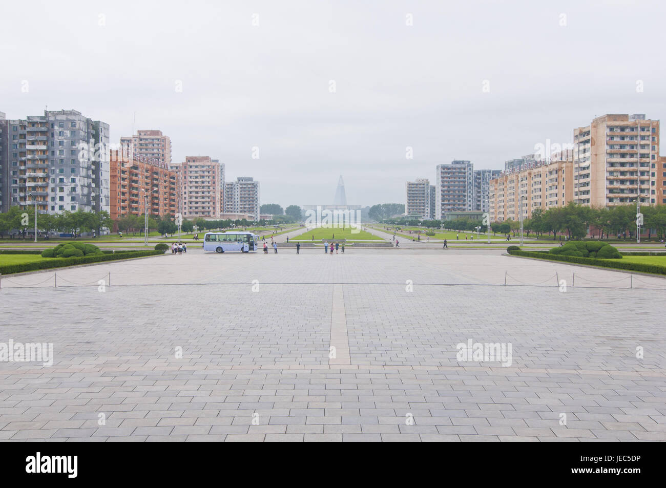Satellitenstadt, Wohnblocks neben leeren Straßen, Pjongjang, Nordkorea, Stockfoto