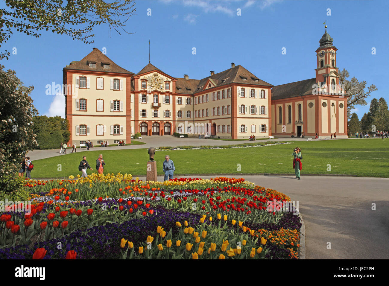 Deutschland, Baden-Wurttemberg, Insel Mainau, Schlosspark, Tourist, Mainau, Bodensee, Frühjahr, Frühling, Blumen, Blumen, Blüte, Saison, Tulpen blühen Tulpen, Bett von Tulpen, Schloss, Schloss-Band, Band, Person, Ort von Interesse, Tourismus, Stockfoto