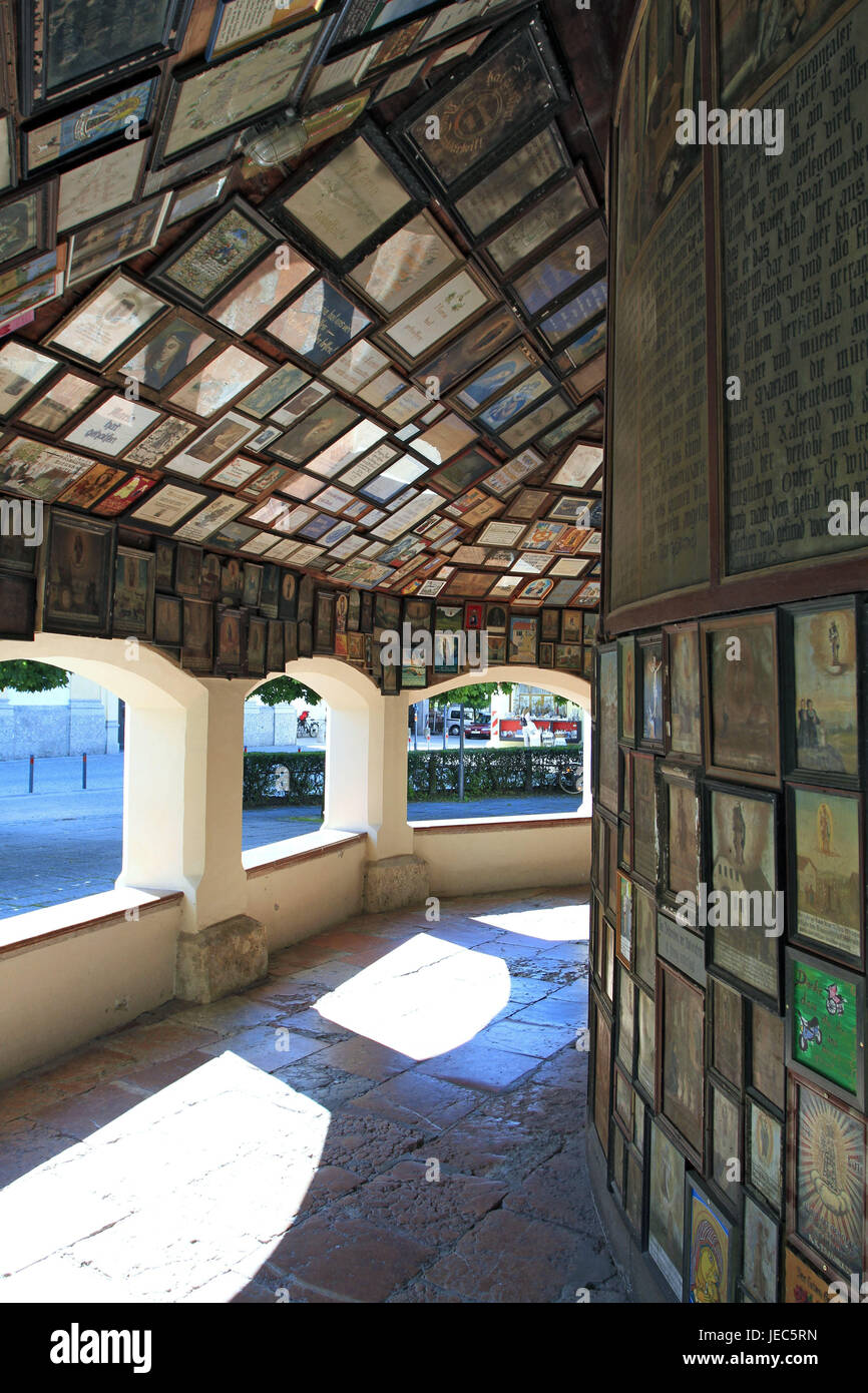 Deutschland, Oberbayern, Altötting, Anmut Band, Votivtafeln, Wallfahrtsort, Bayern, katholisch, des Heiligen Bilder, Gnade Bild, Tourismus, Religion, Christentum, Reiseziel, Gnade Ort, Ort der Pilgerfahrt, Innenstadt, Stadt, Sommer, Ort von Interesse, Kirche, Band, Struktur, Aufbau, Europa, Architektur, Altötting Stockfoto