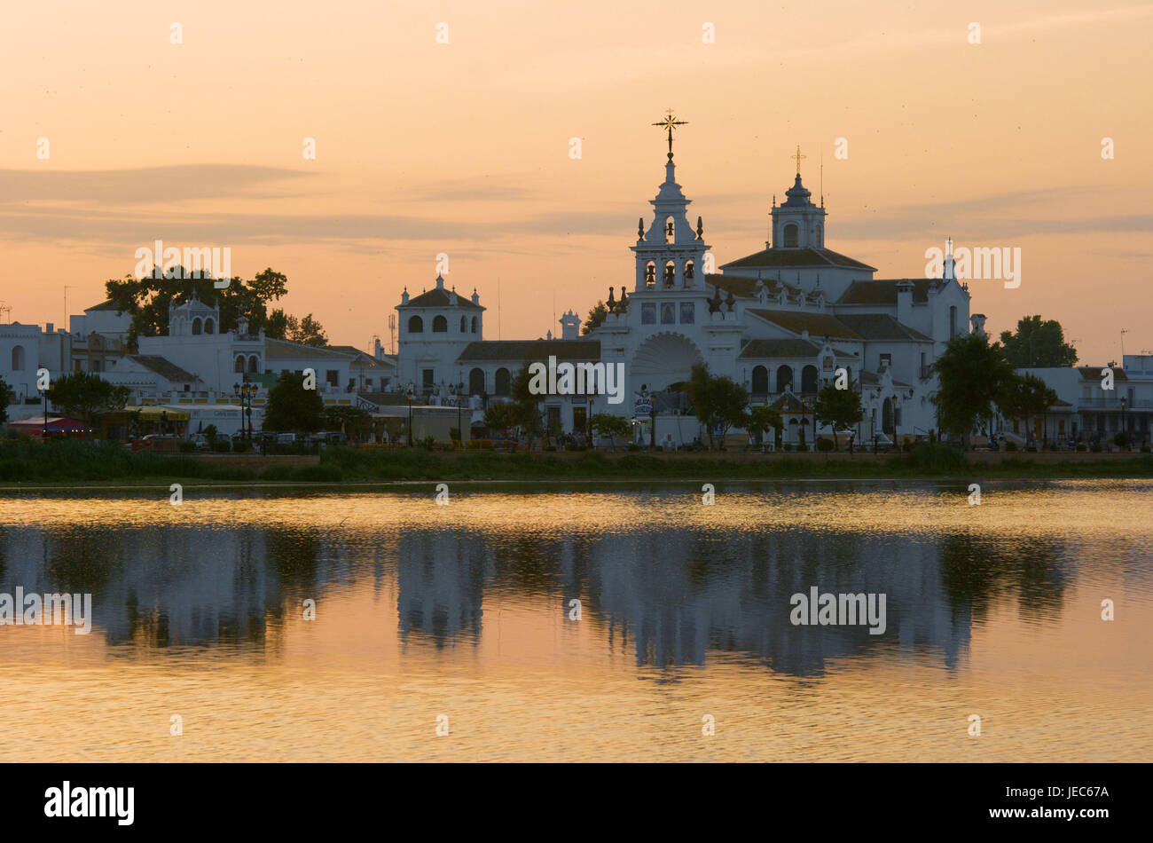 Spanien, Andalusien, el Rocio, Coto de Donñana, Wallfahrtskirche im Abendrot, Stockfoto