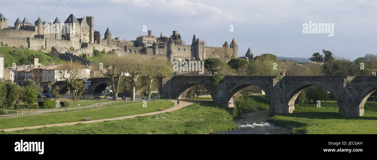 Frankreich, Region Aude, Carcassonne, Festungsstadt, Blick auf die Stadt, Panorama-Format, Stockfoto
